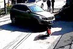 車に押し倒された子供がタイヤで頭を轢かれ・・・