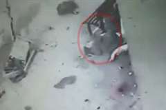 暴走車に撥ね飛ばされた男性が建物の門に激しく叩きつけられる