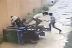 横転した3輪バイクから出てきた人・人・人・・・・・・総勢11人！