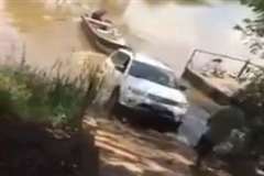 シフトミス？バックで湖にボートを浮かべようとしてそのまま水没する車