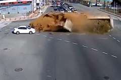 ダンプカー同士が交差点内で衝突し満載の土砂を撒き散らす！