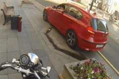 ポイ捨て厳禁！・・・バイクで追いかけ捨てたゴミを車内に放り込む勇敢な女性ライダー