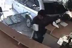 ガラス張りのオフィスの壁を突き破って車がバックで飛び込んでくる！