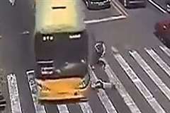 母親が子供の手を引き信号無視・・・子供だけがバスに撥ねられる