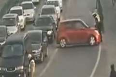 停車を求められた車が警官をボンネットに乗せ暴走