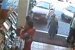 暴走車が子供を車と壁の間に押し潰す