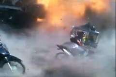 フィリピンで車が爆発する瞬間が撮影される・・・2人が死亡し52人が負傷