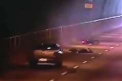 バイクがトンネル内で転倒しライダーが後続車に轢かれ死亡