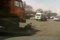 道路を横断していた老婆がダンプカーに轢かれる