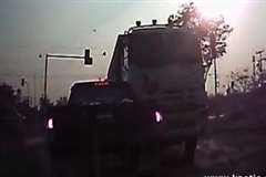 信号停車で停まっていたら対向車のトラックが飛び込んできた！