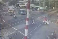 遮断機が上がって列車が通過・・・台湾にある故障している遮断機の映像