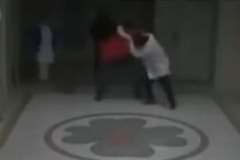 病院の15階の廊下で取っ組み合いを始めた医者と患者がエレベーターの昇降口から転落