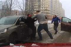 車同士の衝突事故で自分が悪いのに逆ギレして相手に殴りかかろうとする男