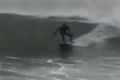 気温－7℃水温2℃・・・極寒の海でサーフィンするロシアのサーファー達