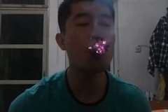 マジック？火がついた大量のタバコが男性の口の中に消えていく・・・