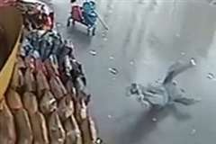 自殺？事故？建物から落下し生き延びた男性