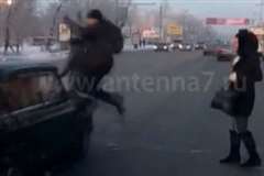 車に撥ねられる瞬間ジャンプして衝撃をかわす歩行者