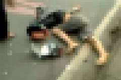 ヘルメットが砕け散り頭が割れて死亡しているライダー