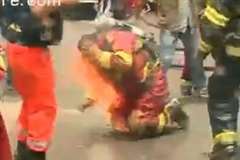 火災現場で消火活動に当たっていた消防士の服に火が燃え移る