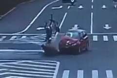 無謀すぎる・・・信号無視のスクーターが車に撥ね飛ばされる瞬間