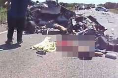 トラックと衝突した乗用車が大破し男女4人が死亡