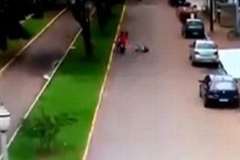 高齢者の女性が2人乗りのバイクに撥ねられる