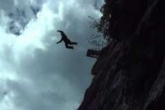 ボリビアの「デスロード」でマウンテンバイクによるベースジャンプが失敗！