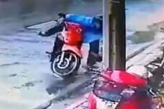 スクーターが突然バランスを崩し運転手が電柱で頭を強打！