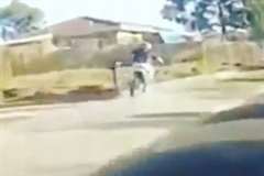 バランスを崩したバイクからライダーが放り出され民家の塀に激突！