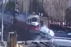 遮断機を押し上げ踏み切り内に進入した車が列車と衝突する