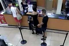 レジに並ぶミニスカートの女性を盗撮する男