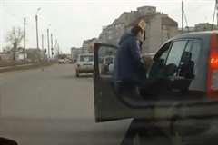 当て逃げの瞬間を目撃したドライバーが逃走車を追跡し捕らえる