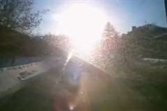 太陽の逆光が眩しくて気がつくと目に前にトラックが！