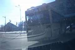 バスに撥ねられ足を轢かれた歩行者