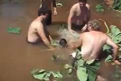 水溜りの排水口に少年と老人が吸い込まれる