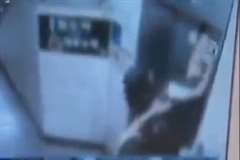 エレベーターの扉に足を挟まれた女子高生が宙吊り状態に・・・