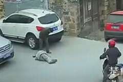 路上に倒れた老人が通行人から放置され続けた結果・・・