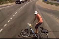 信号機のない交差点を自転車で横断しようとした女性がトラックに轢かれる