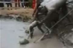 泥火山（でいかざん）に飲み込まれた少女を救出する