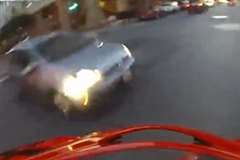 信号無視で交差点に進入した車がバイクと衝突する