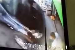 ショップの店先に座っていた男性が車に押し潰される