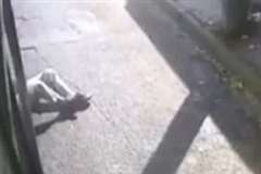 停車中のバスの前に寝そべり自殺を図る男性