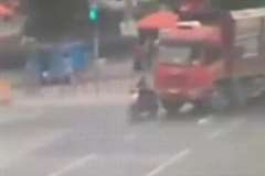 スクーターの運転手が大型トラックに頭を轢かれ死亡