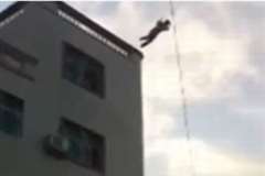 5階建てアパートの屋上から飛び降り自殺をする男性