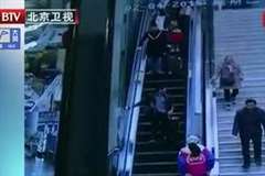 エスカレーターに乗っていた子供を襲った悲劇