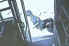 走行中のバスの昇降口から男性が道路に降り死亡