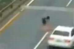 高速道路で車に撥ねられた男性の頭部が切断される