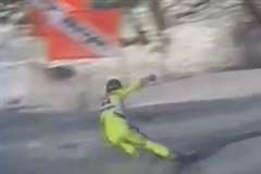 スキー競技でコースアウトした選手の腹部に板が突き刺さり死亡