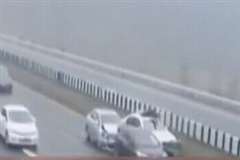 高速道路上で停車していた車に後続車が追突！