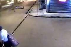 轢き逃げを目撃！交差点内でバイクを撥ね飛ばし逃走するトラック